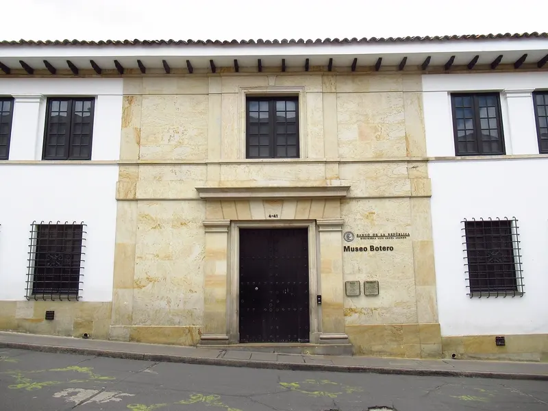 Fachada del Museo Botero en La Candelaria