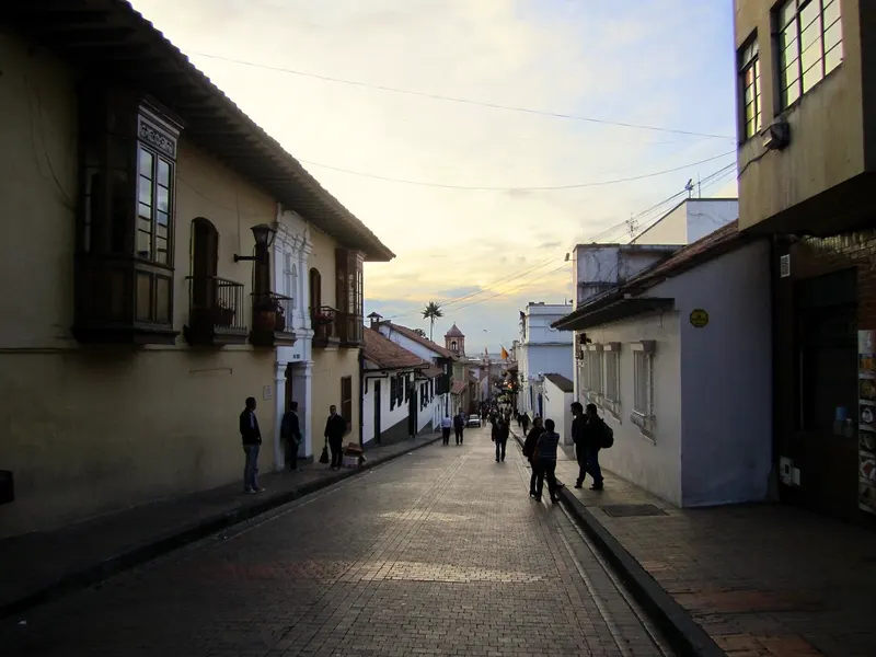 Calle colonial en el barrio La Candelaria