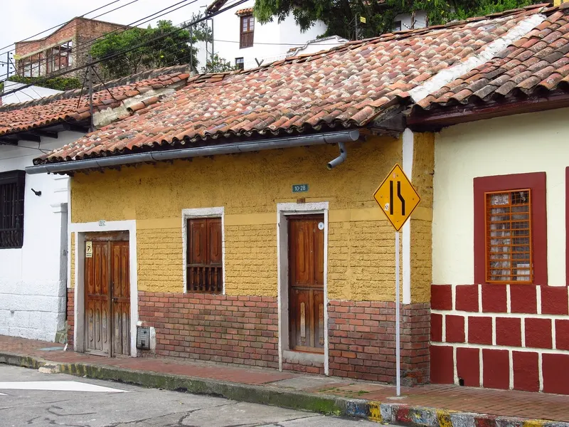 Una casa colonial de La Candelaria, el barrio de los cafés tradicionales de chocolate, tamal y changua