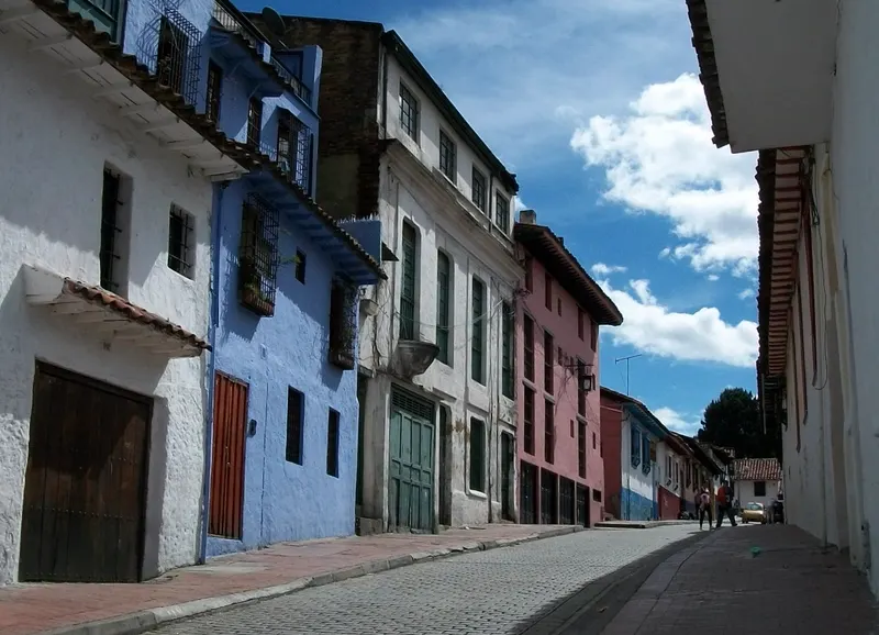 Una calle empedrada de La Candelaria, con las fachadas de colores típicas del barrio