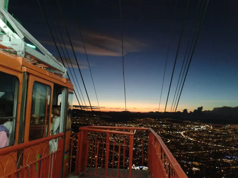 El teleférico de Monserrate, al atardecer, con Bogotá encendida abajo