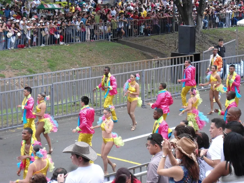 Comparsa de baile avanzando por la avenida durante el Salsódromo