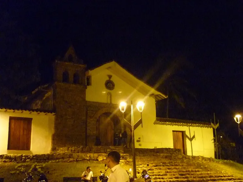 La capilla de San Antonio de noche, en una de las zonas tradicionales de Cali para caminar y comer