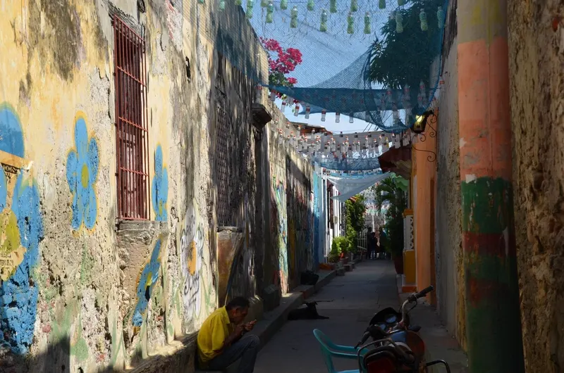 Un callejón de Getsemaní decorado con arte urbano, el barrio con más ambiente de noche en Cartagena