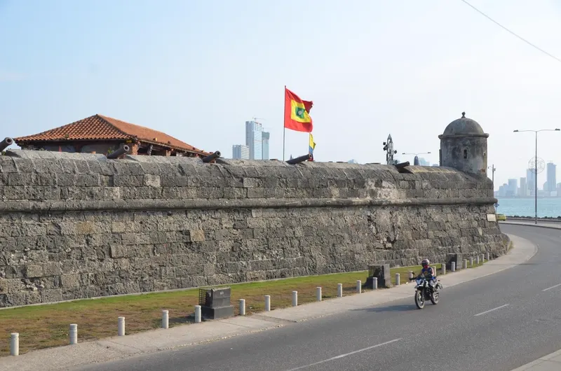 Las murallas de Cartagena frente al mar