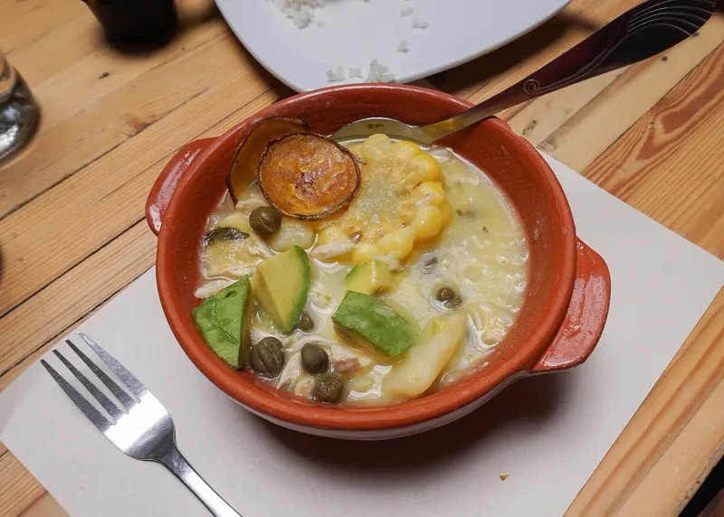 Ajiaco santafereño con alcaparras, crema y aguacate