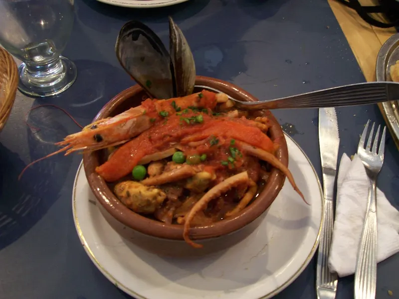Una cazuela de mariscos con camarones y mejillones, uno de los platos de mar típicos del Caribe