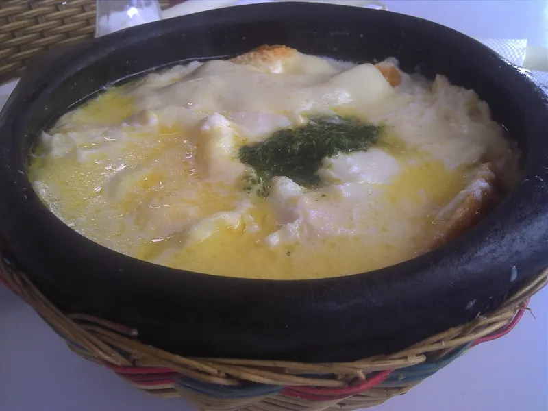 Changua: caldo de leche con huevo, cebolla larga y cilantro