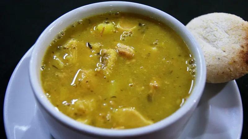 Sopa de mondongo con arepa