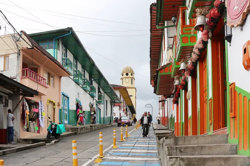 Casas de colores en una calle de Salento
