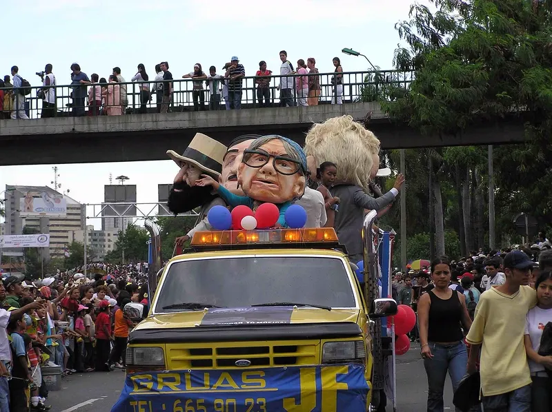 Una carroza con figuras gigantes recorre las calles durante los desfiles de la Feria de Cali