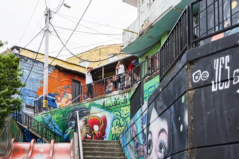 Grafitis y casas de colores en la Comuna 13