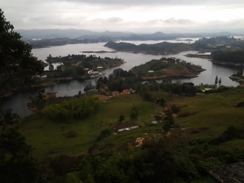 El embalse que rodea al pueblo de Guatapé