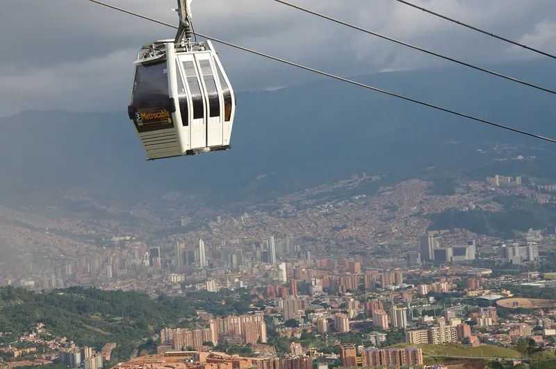 Una cabina del Metrocable, uno de los planes favoritos de los niños en Medellín