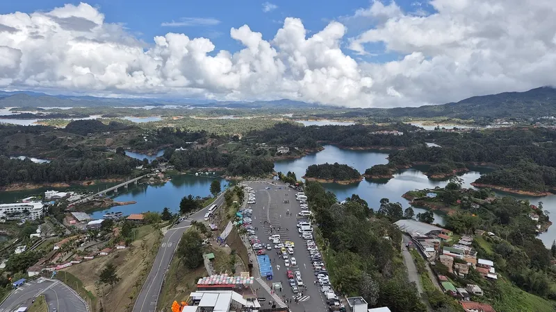El embalse de Guatapé visto desde la Piedra del Peñol