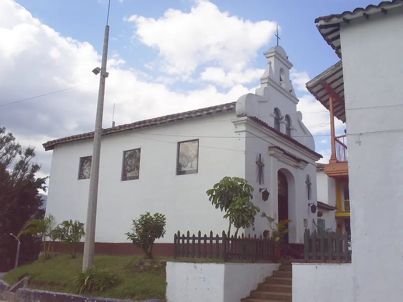 La pequeña iglesia del Pueblito Paisa, réplica de un pueblo antioqueño y protagonista de la cultura paisa en la Feria