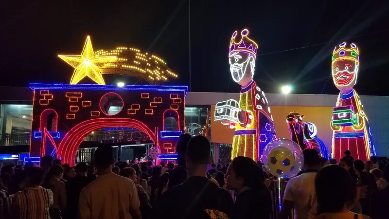 Figuras de los Reyes Magos entre luces, en uno de los montajes navideños de Medellín