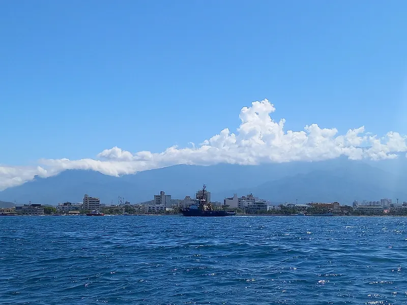 Santa Marta vista desde el mar, con las montañas de la Sierra Nevada detrás