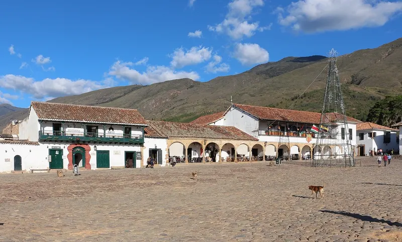 La Plaza Mayor de Villa de Leyva, empedrada y rodeada de casas blancas de balcones y teja
